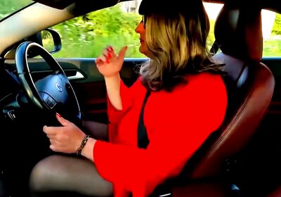 Amateur crossdresser Kellycd2022 masturbating in the sun