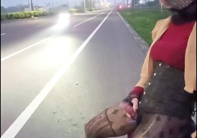 Slutty Kitten live on CAM4, following the audience's instructions until cumshot .5. (@05:21)