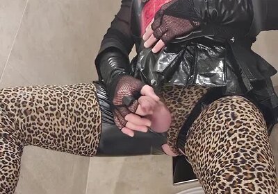 Mature pee gurl