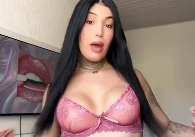 Hot Tranny shaking her ass for her fans